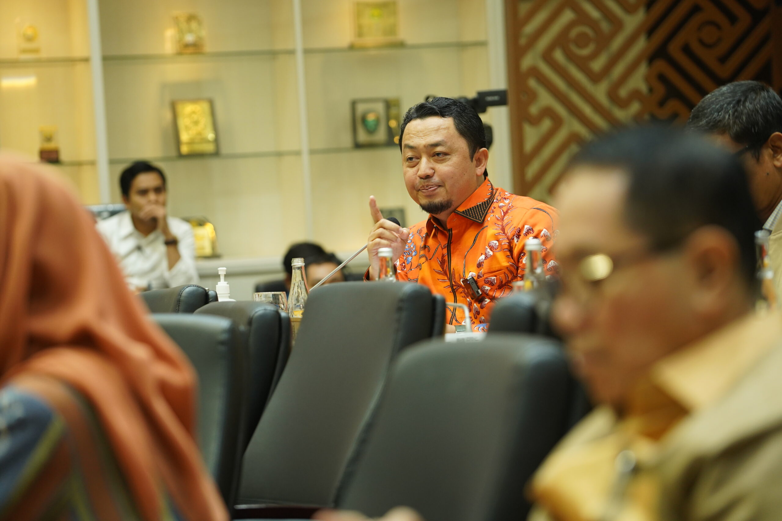 Syahrul Aidi Maazat Dan Amin Ak Menghadiri Rapat Di Ruang Legislasi