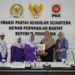Anggota Komisi VII Fraksi PKS DPR RI Kurniasih Mufidayati Menerima Aspirasi dari Organisasi Wanita Islam di Ruang Rapat Pleno FPKS Lantai 3 Gedung Nusantara I.