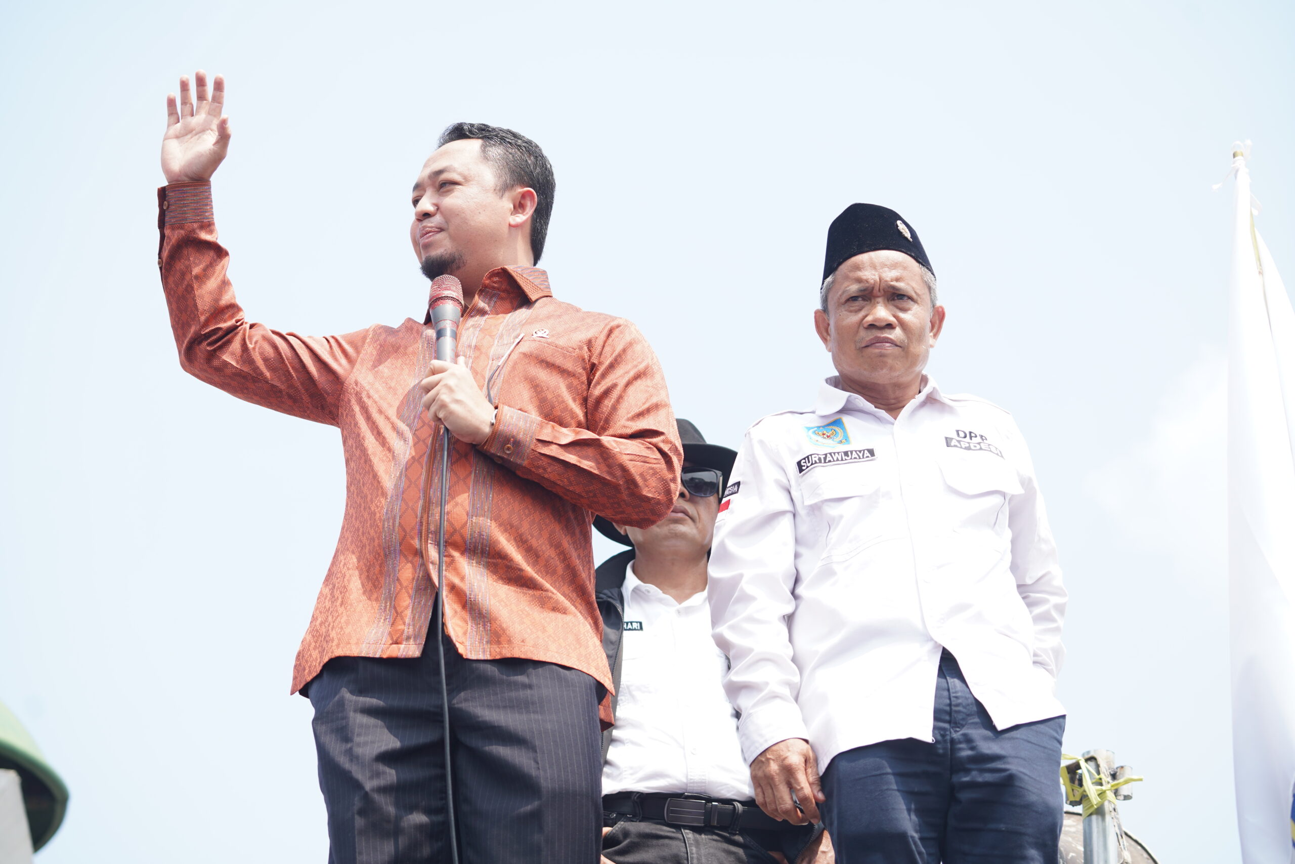 Anggota Komisi V Syahrul Aidi Maazat Menemui Aksi Demo Apdesi Di Depan