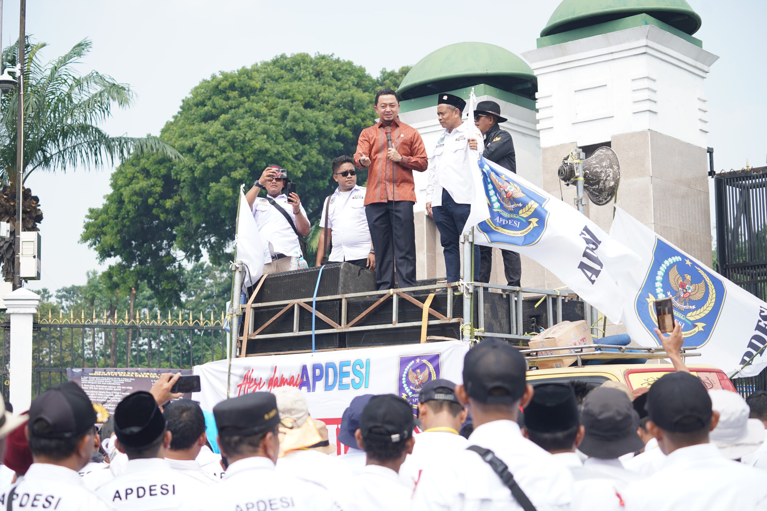 Anggota Komisi V Syahrul Aidi Maazat Menemui Aksi Demo APDESI Di Depan ...