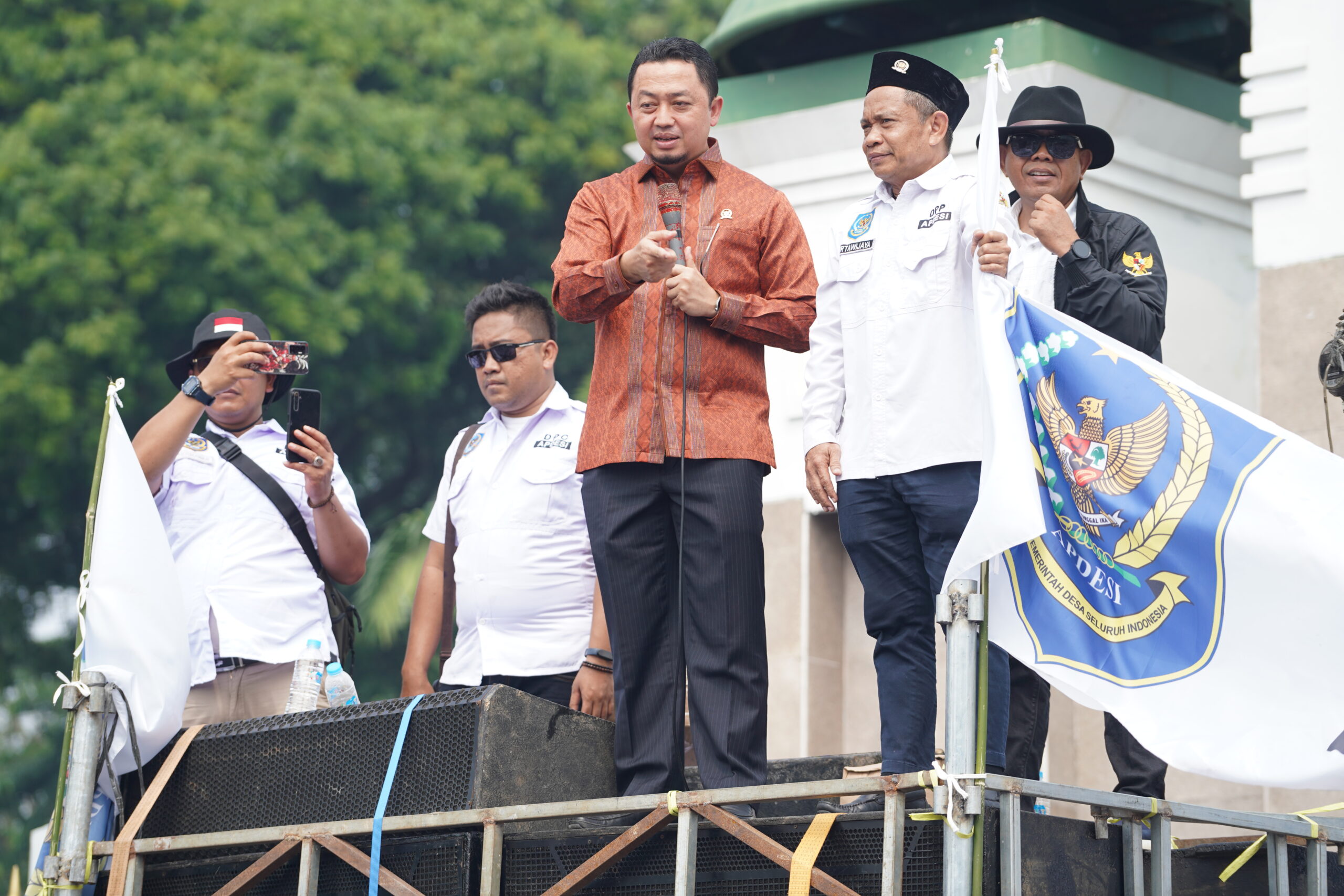 Anggota Komisi V Syahrul Aidi Maazat Menemui Aksi Demo APDESI Di Depan ...