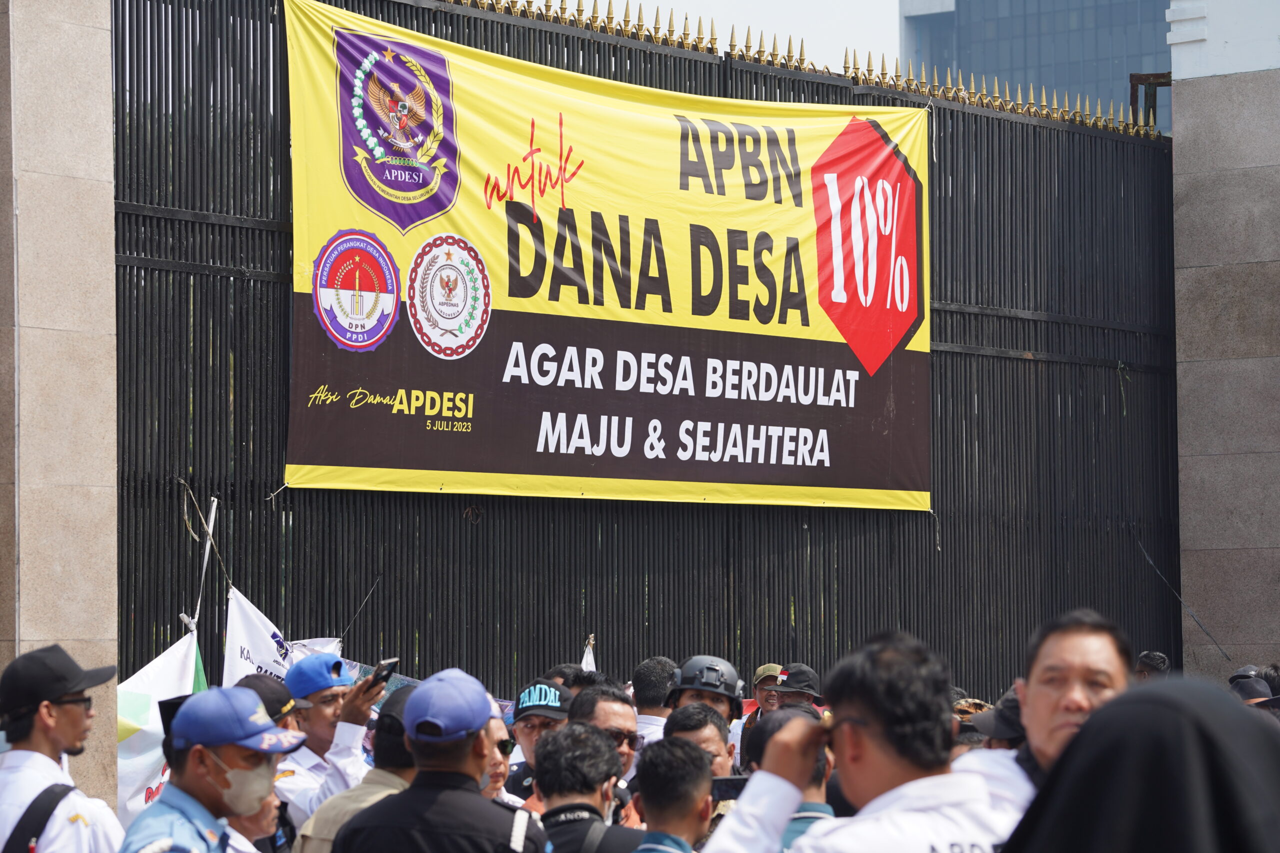 Anggota Komisi V Syahrul Aidi Maazat Menemui Aksi Demo Apdesi Di Depan Gedung Dpr Mpr Ri