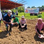 Tanam Perdana Jagung di Telaga Kodok, Saadiah Uluputty Serahkan Bantuan Alsintan untuk Tingkatkan Efisiensi Petani