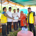 Saadiah Uluputty Letakkan Batu Pertama Pembangunan MCK Program Sanimas di Kelurahan Namaelo, Maluku Tengah