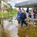 Air Masuk Rumah di Gambut, Habib Aboe Bakar Hibur Warga Tambak Sirang dengan Ngopi Bareng dan Sembako