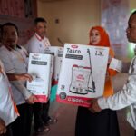 Meity Rahmatia Bagi Alat Pertanian ke Petani Malino di Rakerda DPD PKS Gowa