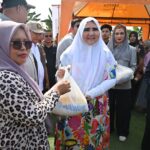 Salurkan Bantuan Warga Huntara di Batang Anai, Nevi Zuairina Dorong Pemulihan Pascabencana