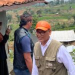 Tinjau Lokasi Tanah Gerak Padasari, Fikri Faqih Salurkan Seragam Sekolah dan Semangati Pengungsi
