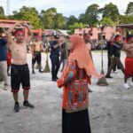 Dukung Penuh Pelestarian Budaya, Saadiah Uluputty Hadiri Atraksi Pukul Sapu Lidi Mamala dan Morela