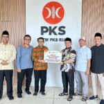 Perkuat Layanan Masyarakat, Hendry Munief Hibahkan Mobil Operasional ke DPW PKS Riau