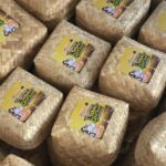 Habib Idrus Bagikan Daging Kurban dengan Besek Bambu, Dorong Gaya Hidup Ramah Lingkungan