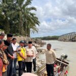 Tinjau Jembatan Putus Akibat Banjir di Nagan Raya, Ghufran Prihatin Anak Sekolah Bertaruh Nyawa Naik Boat