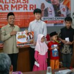 Konsolidasi di Trenggalek dan Pacitan, Riyono Caping Serahkan Bantuan Perlengkapan Sekolah Anak Kader