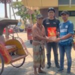 Riyono Caping Berbagi Beras untuk Tukang Parkir dan Tukang Becak di Magetan